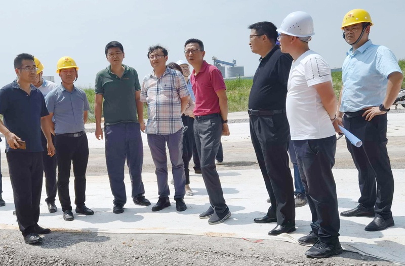 市政公用集團(tuán)鄭學(xué)平到洛陽(yáng)東路綜合改造廣州路東延工程檢查指導(dǎo)8001.jpg