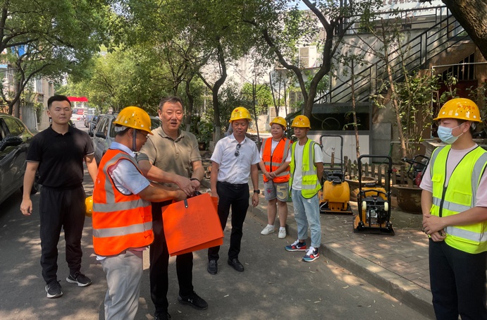 南昌市政建設(shè)集團(tuán)中秋節(jié)走訪慰問項目一線職工6911.jpg