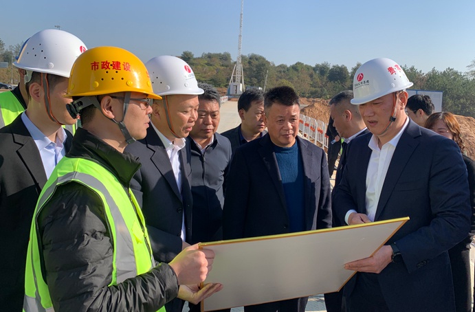 新建區(qū)區(qū)長(zhǎng)王成久蒞臨綠色建筑產(chǎn)業(yè)園項(xiàng)目調(diào)研691.jpg