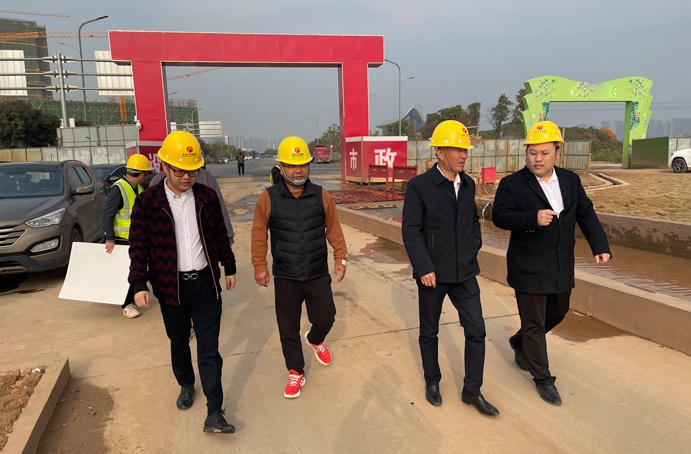 南昌市政建設(shè)集團(tuán)張世東前往南昌縣小藍(lán)快速化工程項目檢查指導(dǎo)691.jpg