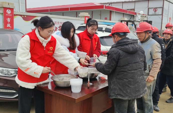 南昌市政建設(shè)集團(tuán)到項(xiàng)目一線慰問(wèn)員工開展送湯圓活動(dòng)691.jpg