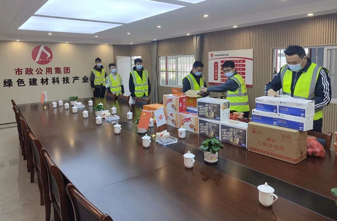南昌市政建設(shè)集團張世東慰問產(chǎn)業(yè)園疫情封控項目職工02.jpg