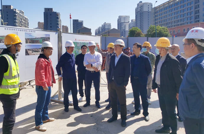 市政公用集團萬義輝深入S49楓生快速路提升改造工程督導(dǎo)