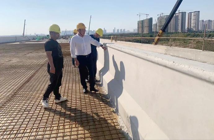 南昌市政建設(shè)集團徐旭深入小藍(lán)大道快速化新建工程項目調(diào)研