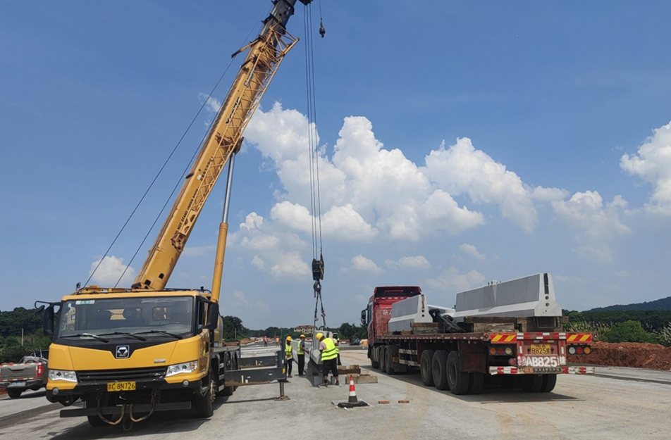 市政遠大裝配式防撞護欄首次應(yīng)用于G320國道 開啟綠色建造新征程 市政遠大裝配式防撞護欄首次應(yīng)用于G320國道 開啟綠色建造新征程