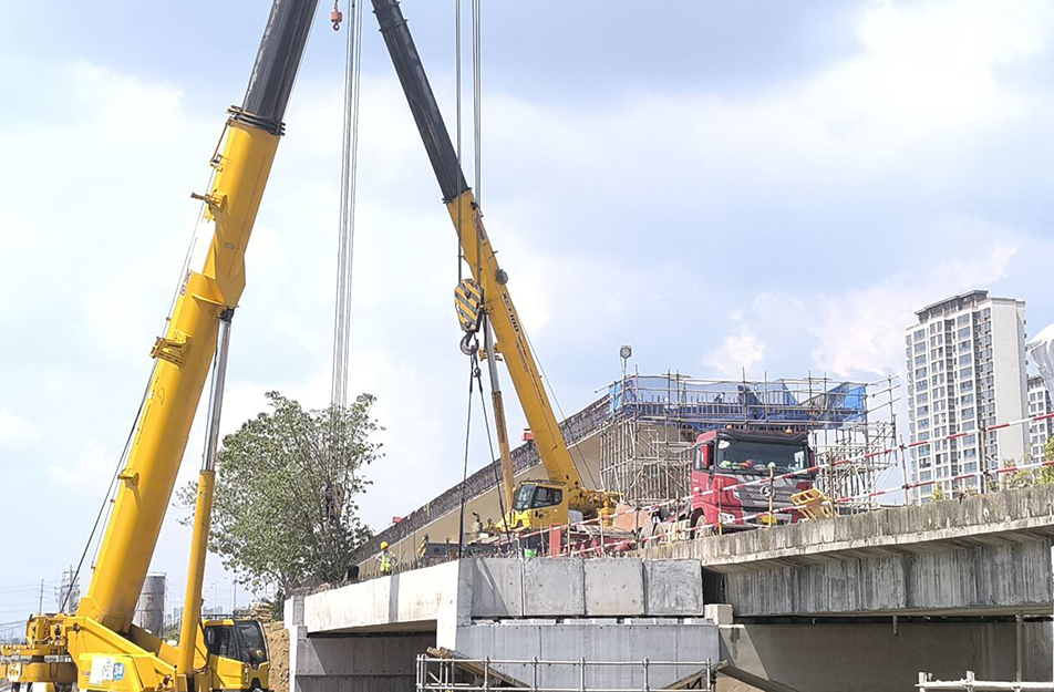 深南互通立交項目啟動預(yù)制空心板梁吊裝 25米梁體完成首件架設(shè)